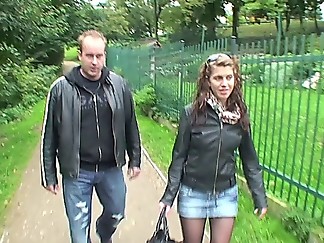 Sexy amateur babe sucking dick and getting fucked at a public park