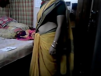 Desi tamil Married aunty exposing navel in saree with audio